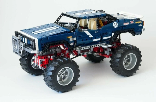 Электромеханический конструктор LEGO Technic 41999 Внедорожник 4х4 Эксклюзивное издание